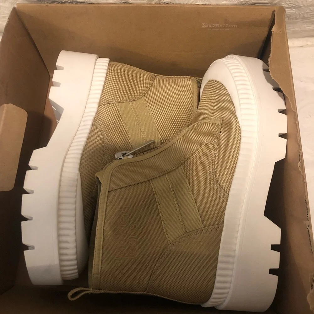 Calvin Klein Berti Chelsea lug sole boots in beige women’s size 8 brand new - Picture 4 of 13